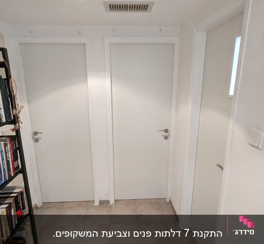 שלוש דלתות לבנות עם ידיות מתכת